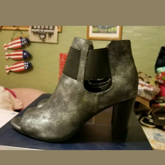 Shoes - Picture 7 of 8